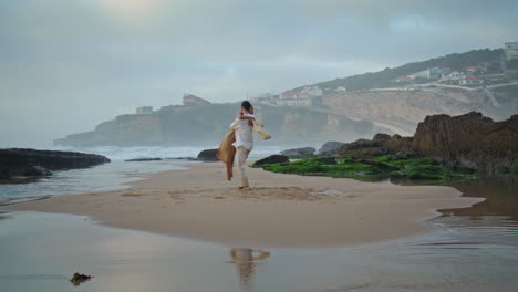 recién casados desconocidos girando vacaciones en el mar. pareja alegre disfrutando del océano verticalmente
