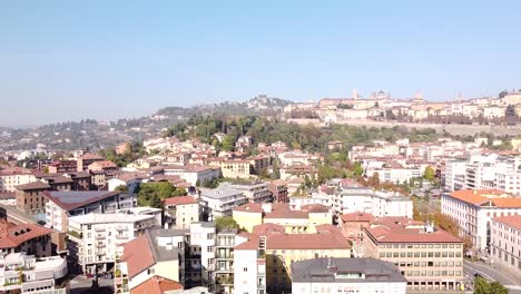 Vista-Panorámica-Del-Centro-De-La-Ciudad-De-Bérgamo,-Vista-Aérea-De-Drones