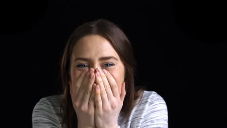 un primer plano de una joven sorprendida mirando a la cámara