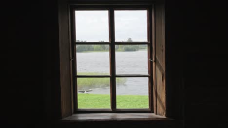 Ventana-Con-Vistas-Tranquilas-Y-Auténticas-A-Una-Isla-Kizhi,-Lago-Y-Olas,-Alto-Contraste