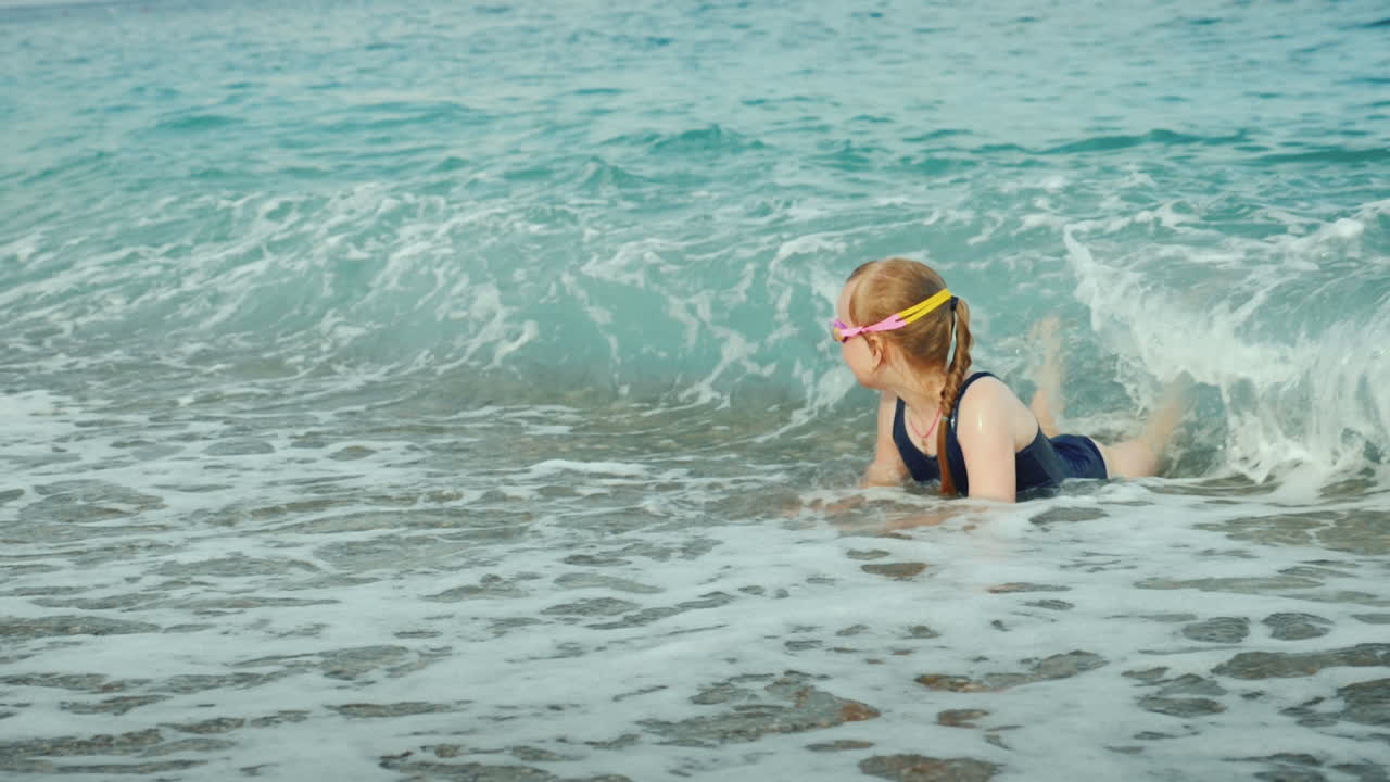 바다 개념 슬로우 모션 비디오에서 서핑 휴식의 물에서 재미 재미있는 소녀