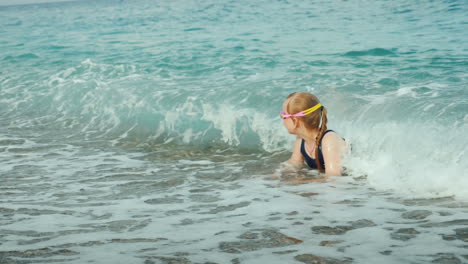chica divertida divirtiéndose en el agua del surf descansando en el video de cámara lenta del concepto de mar