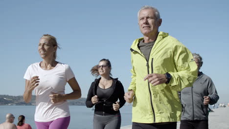 aktive alte jogger, die auf der promenade laufen