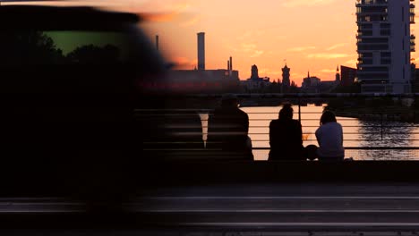 Belebte-Brücke-Bei-Sonnenuntergang-In-Berlin