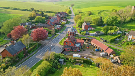 Die-Drohnenaufnahme-Aus-Der-Luft-Zeigt-Das-Dorf-Burwell,-Einst-Eine-Mittelalterliche-Marktstadt,-Mit-Ländlichen-Feldern,-Historischen-Häusern-Aus-Rotem-Backstein-Und-Der-Verlassenen-Pfarrkirche-St.-Michael-In-Den-Wolds-Von-Lincolnshire