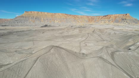 Flying-Above-Wasteland,-Aerial-View-of-Dry-Barren-Fields-and-Hills-of-UTah-Desert-USA