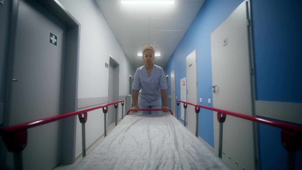 Enfermeira empurrando uma cama de hospital em um corredor de hospital