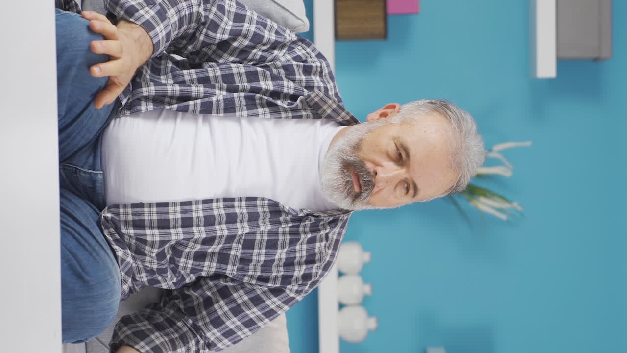 Video verticale di un anziano arrabbiato