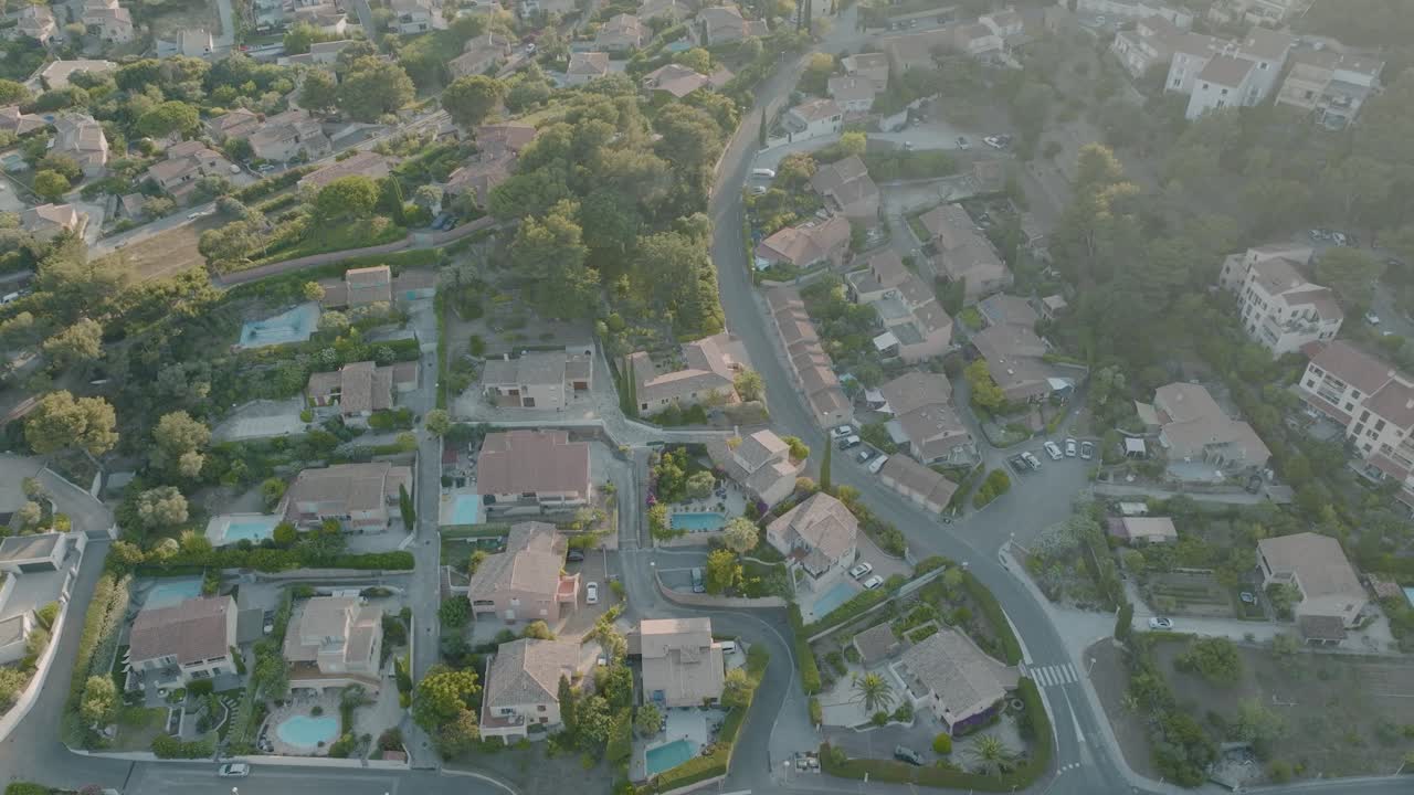 Ripresa con drone dall'alto di una zona residenziale suburbana nel sud della Francia, Carqueiranne, Var, Provenza-Alpi-Costa Azzurra