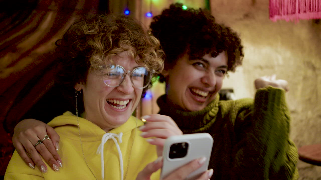 pareja de lesbianas en un bar