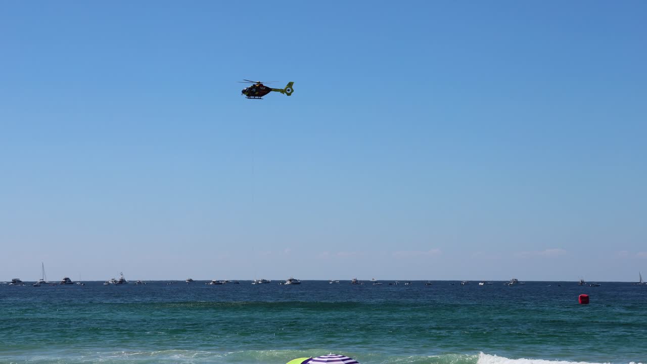 배 와 새 들 과 함께 바다 위 를 날아다니는 헬리터