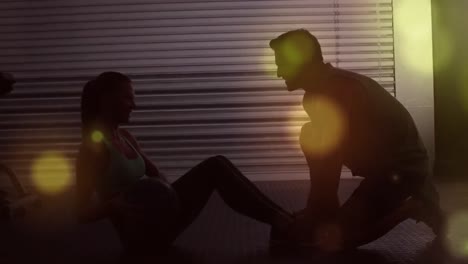 entrenador deportivo ayudando a la mujer a hacer ejercicios