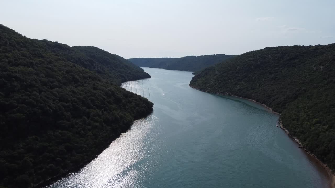 림 피오르드를 날아다니는 드론 영상, 물 에 있는 모든 자연과 함께 피오르드 전체를 보여줍니다.