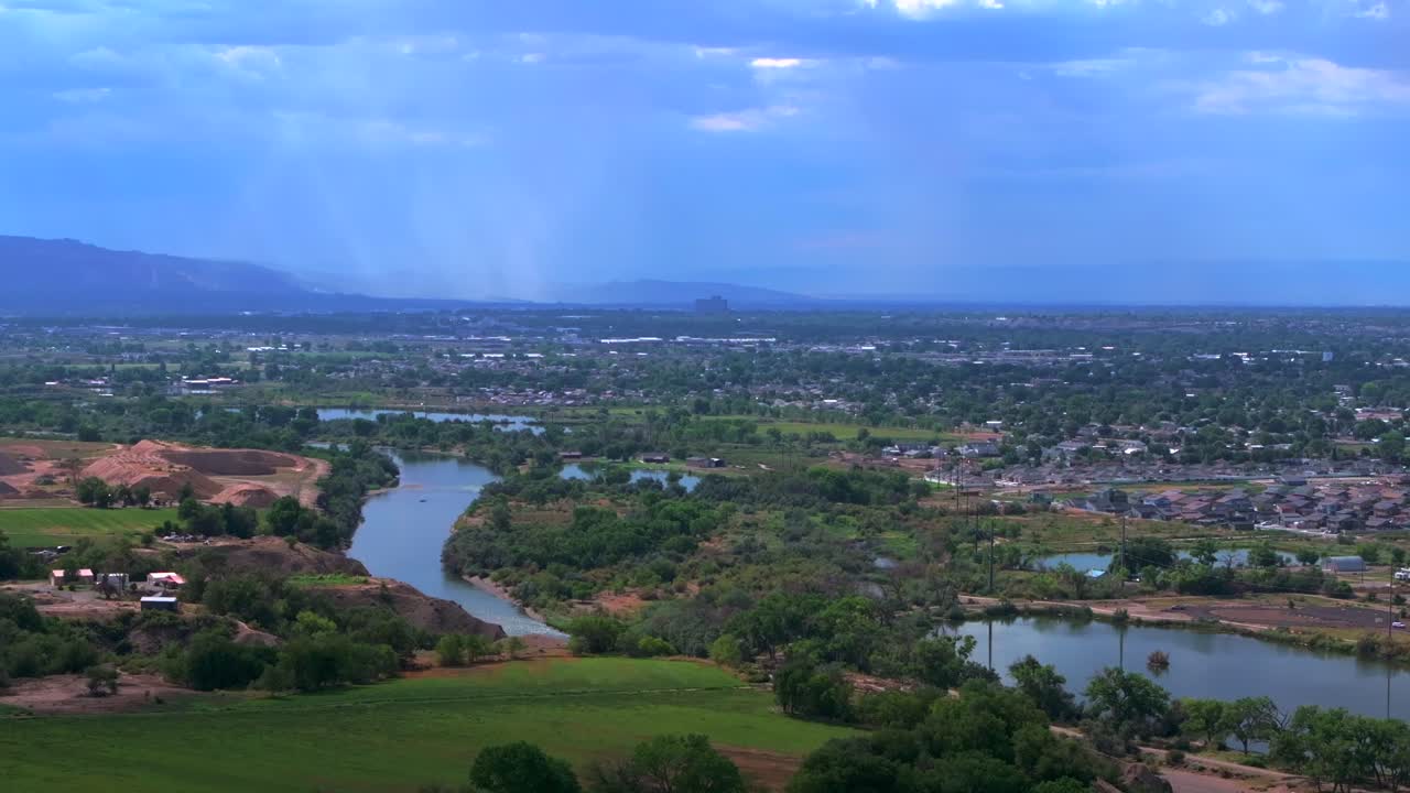 Río Colorado, verano, Grand Junction, dron aéreo, Grand Mesa, centro, Main Street, movimiento circular izquierdo, tarde, cielo azul nublado, viñedos, Parachute, Fruitvale, Monte Garfield, Western Close, Delta, EE. UU.