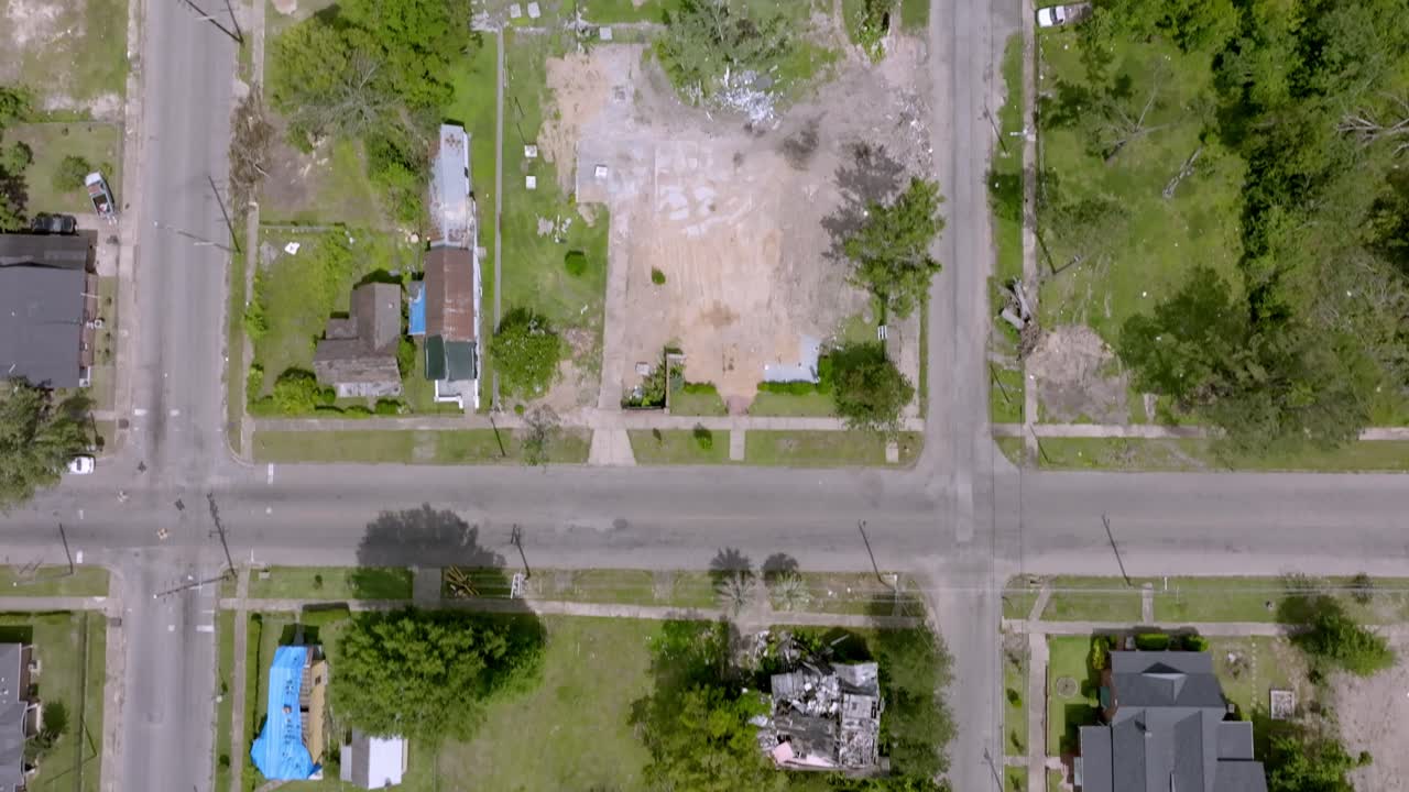 daños del tornado de 2023 en el vecindario de selma, alabama con video de drones por encima
