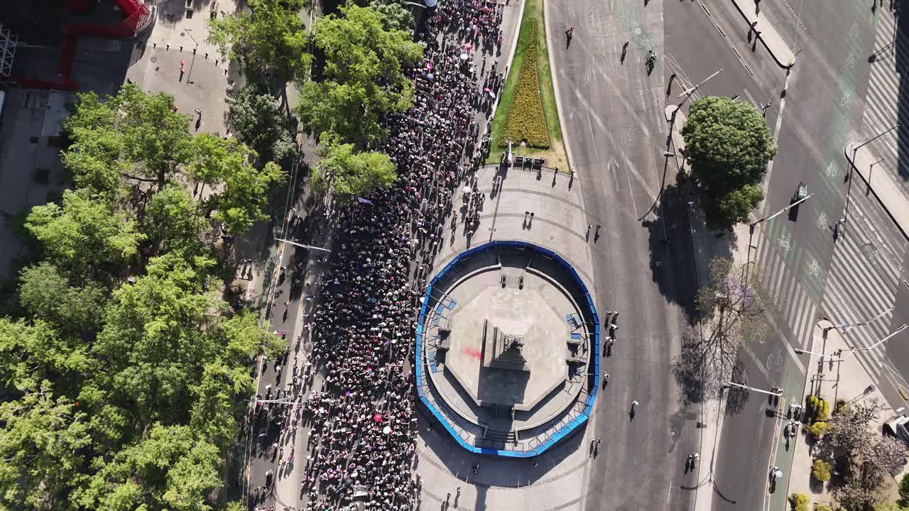 drones capturan la marcha del día de la mujer en la avenida reforma en la ciudad de méxico