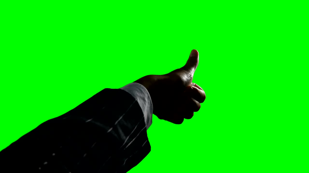 persona haciendo un gesto de la mano contra el fondo de la pantalla verde