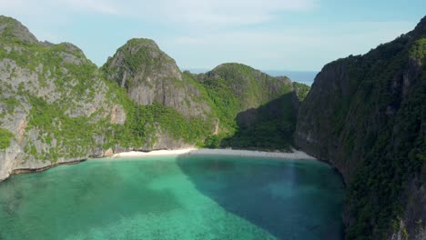 Maya-Bay-Wide-Shot,-Ko-Phi-Phi-Le-Island---Krabi-Province-Thailand