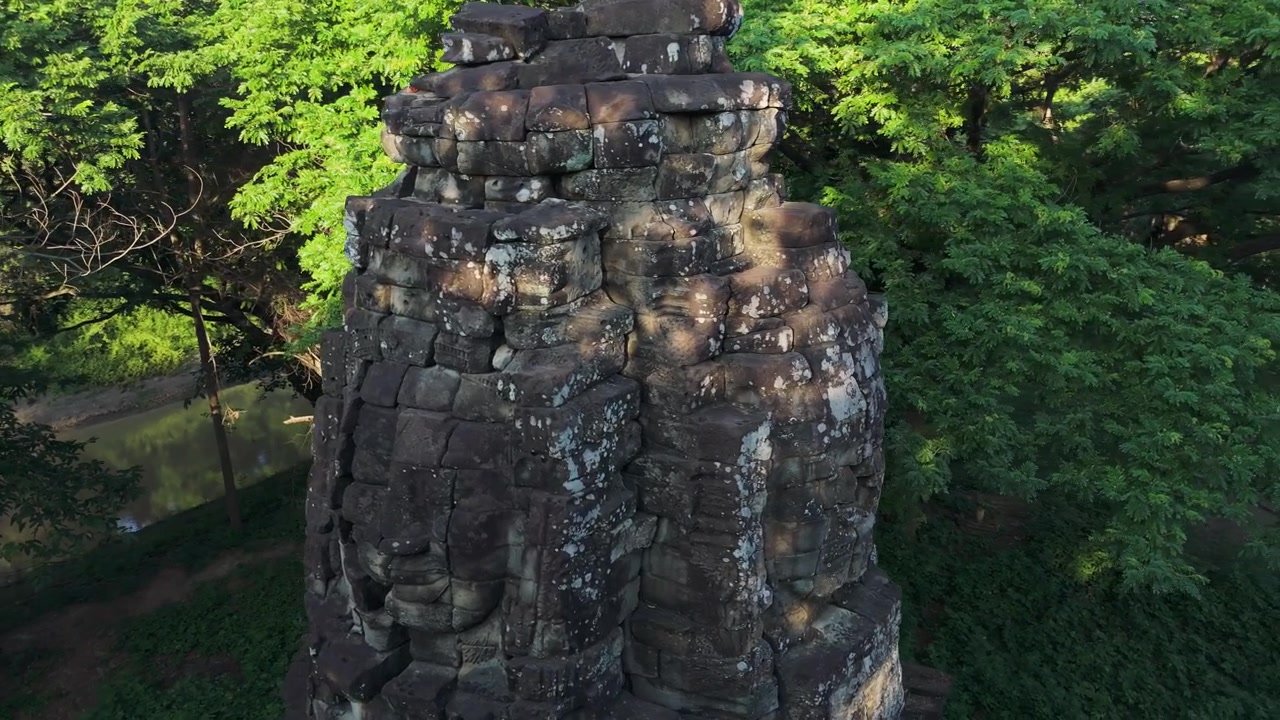 Tayland sınırı yakınındaki uzak bir orman kompleksinde yer alan tapınak yapılarındaki dev kumtaşı yüzler. Drone havadan doğal çevreyi dönerken görüntülüyor.