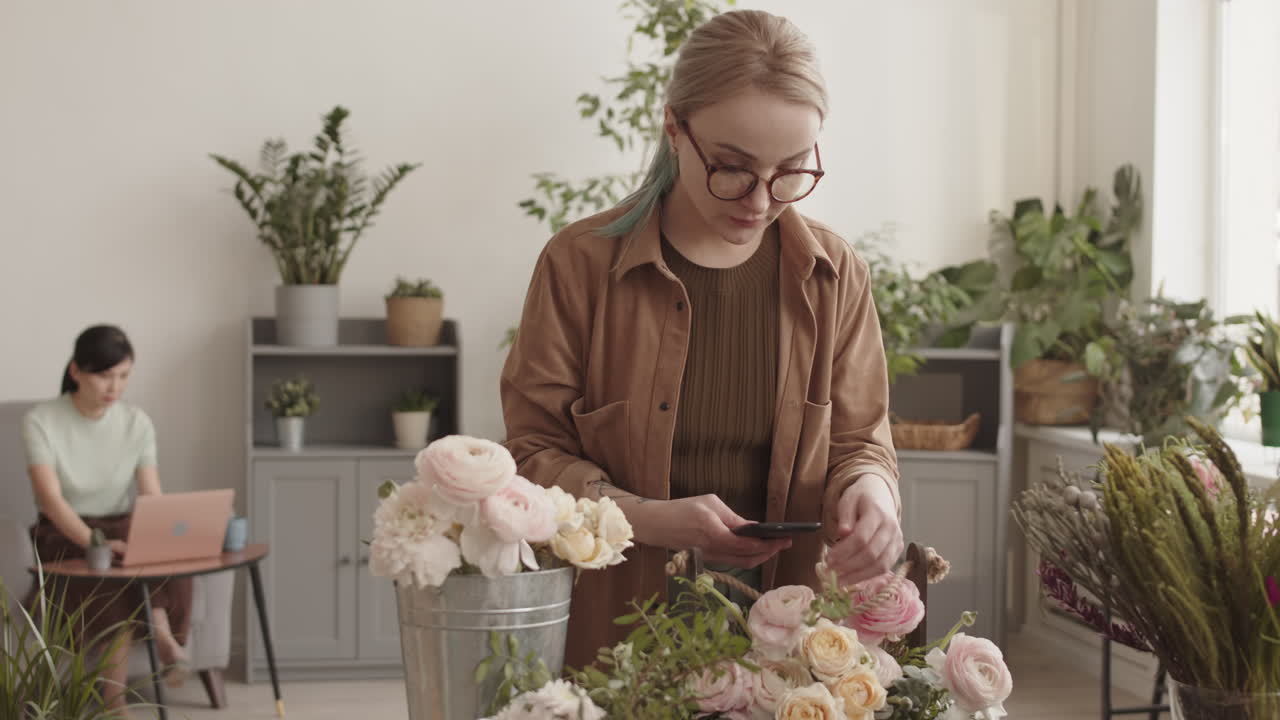 Florist fotograferar blommor.