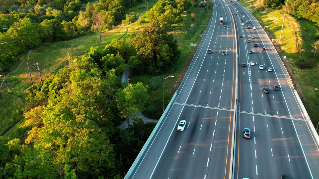 여름 공원에서 트레일로 날아가는 바쁜 고속도로의 타임랩스