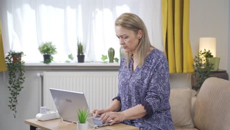 Die-Frau-Zieht-Das-Ladegerät-Aus-Der-Steckdose.