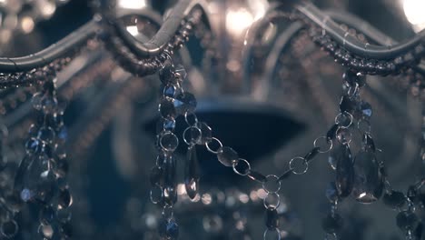 hermoso candelabro, con colgantes transparentes y lámparas encendidas, de cerca