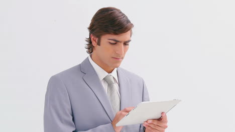hombre de negocios serio usando un libro electrónico