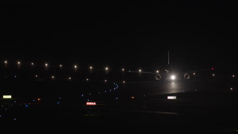 Aircraft-taxiing-at-the-airport