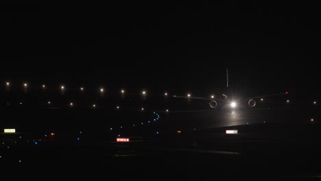 aviones que se desplazan en el aeropuerto