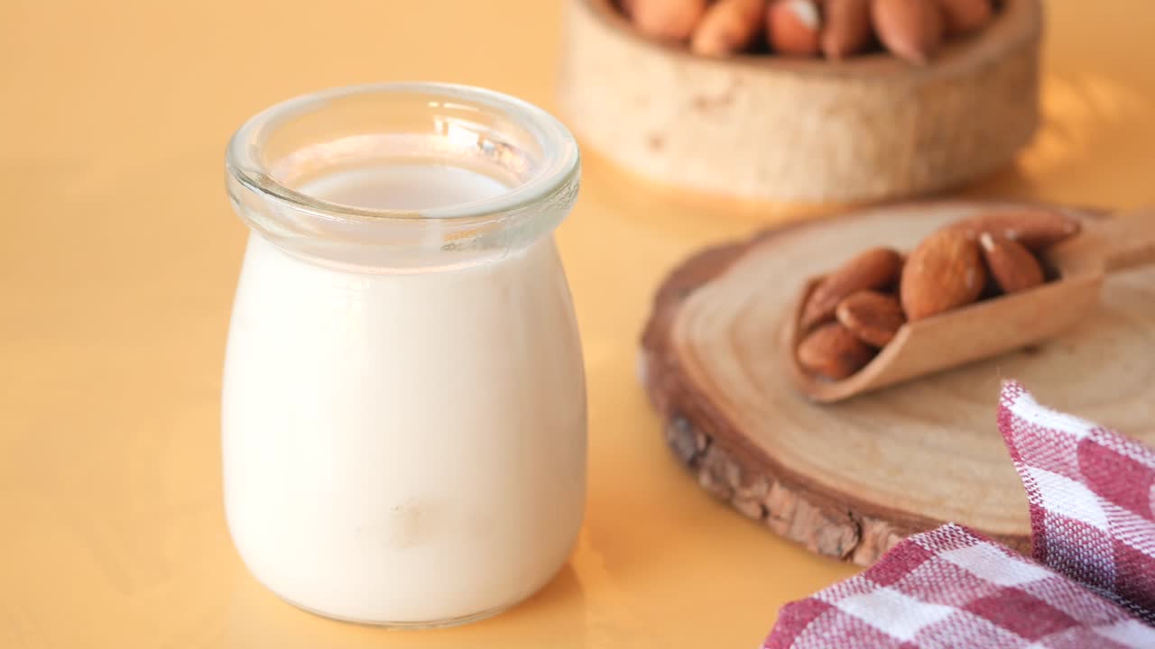 leche de almendra en una botella de vidrio