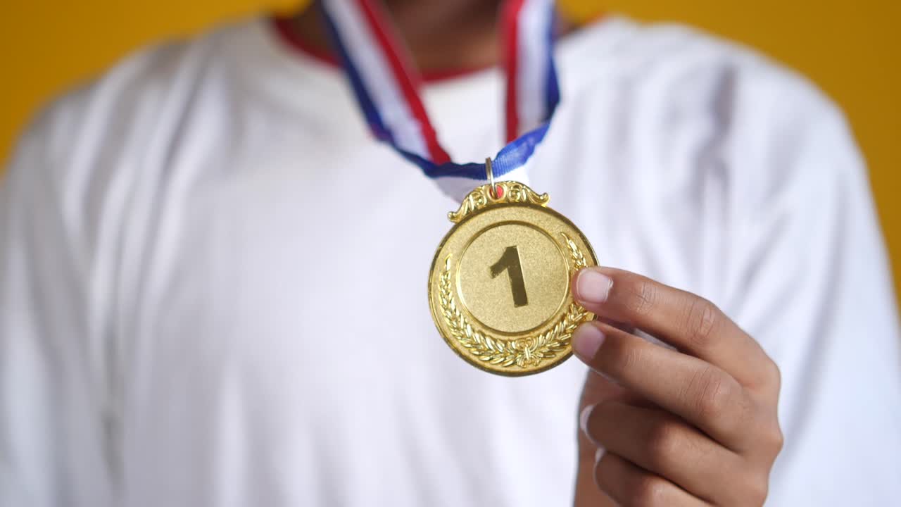 niño que recibe una medalla de oro