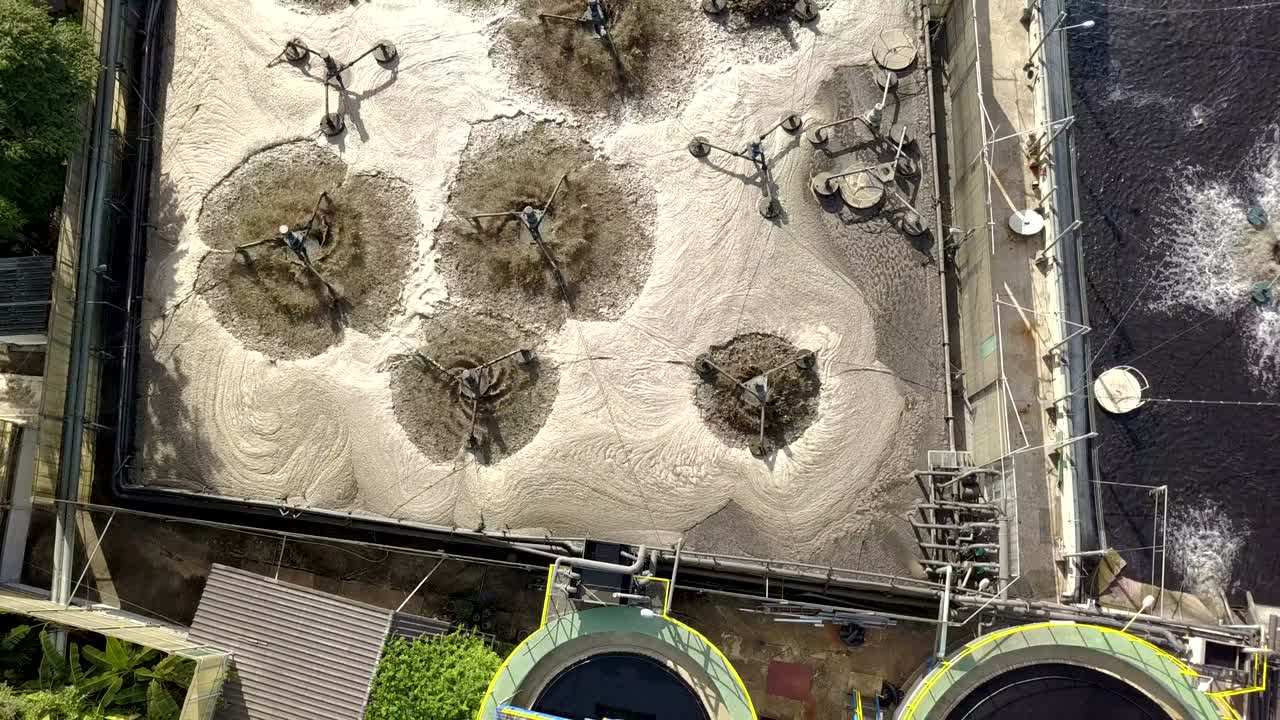 vista aérea de arriba 4k del sistema de tratamiento de aguas residuales en un complejo industrial