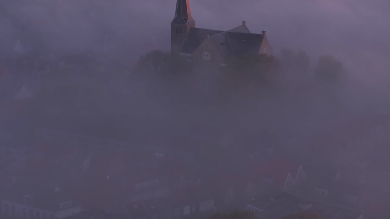 Chiesa della città di Harlingen nella nebbia all'alba, Paesi Bassi