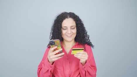 mujer joven haciendo compras con tarjeta de crédito.