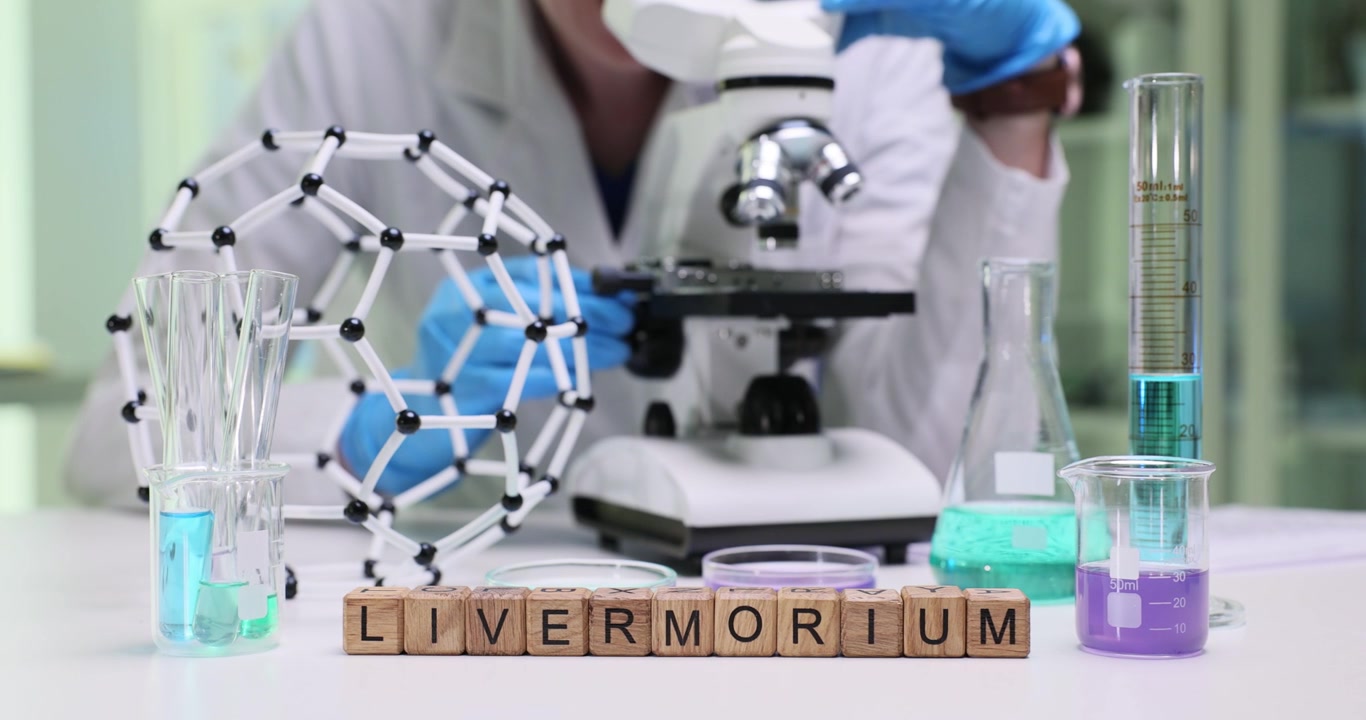 Una scena di laboratorio con livermorio e varie attrezzature scientifiche per la ricerca