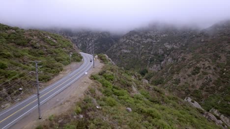 Santa-Monica-Mountains-In-Malibu,-Kalifornien-Mit-Verkehr-Auf-Der-Straße-Und-Drohnenvideo-Von-Niedriger-Geschwindigkeit