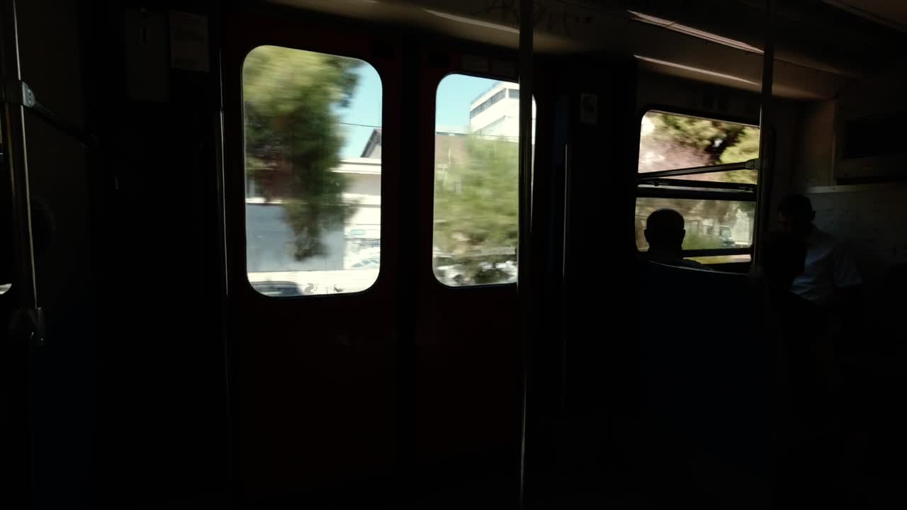 vista interior desde la ventana del vagón de tren en movimiento en atenas, grecia