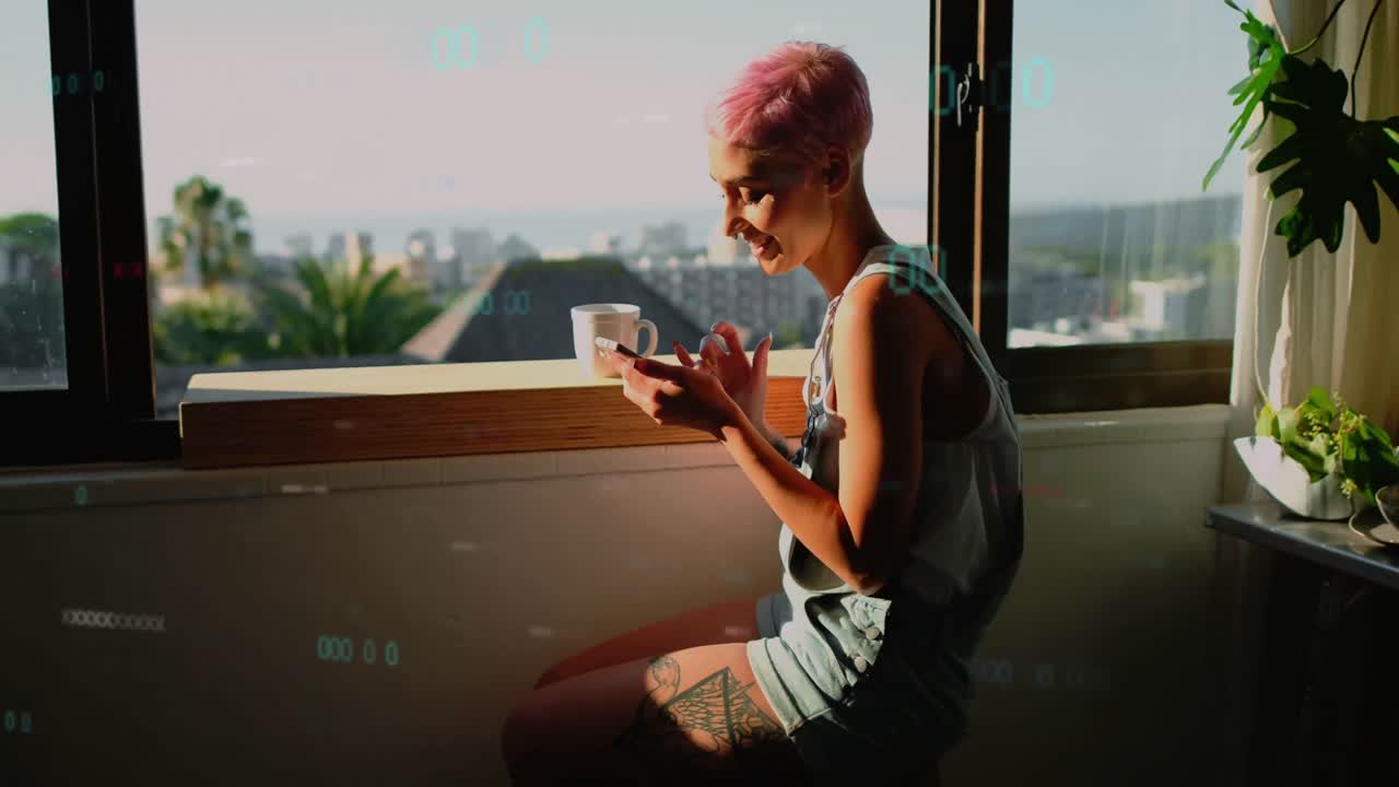 Animazione di elaborazione dati su donna di etnia mista che usa lo smartphone