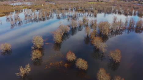 Vista-Aérea-De-Drones-De-Un-Río-Inundado