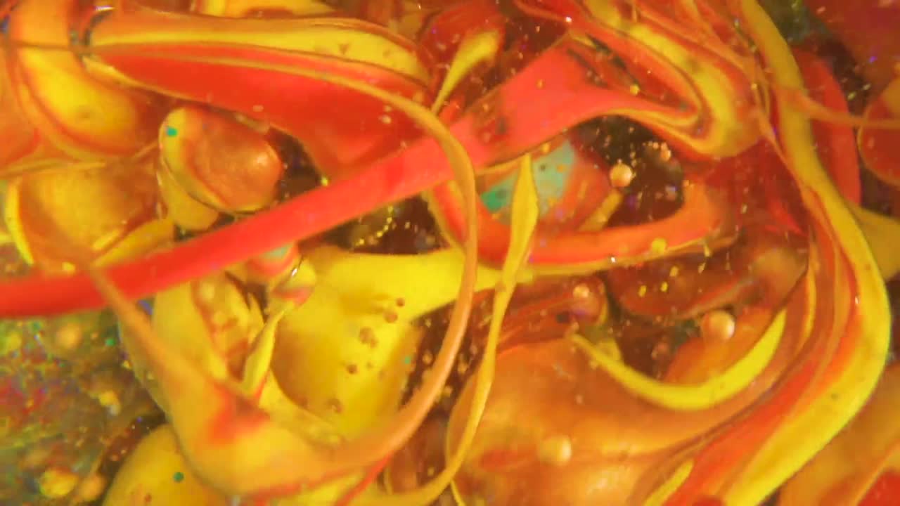 la mezcla de colores de pintura al óleo crea una mezcla fluida, resultando en una composición abstracta y artística, que incorpora el concepto de experimentación y expresión creativa