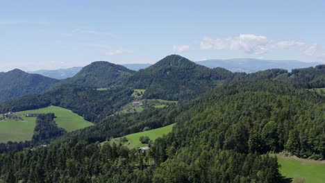 vista de drones del paisaje escénico de la naturaleza en lavamünd, austria