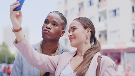 selfie, amigos y gente de negocios en la ciudad