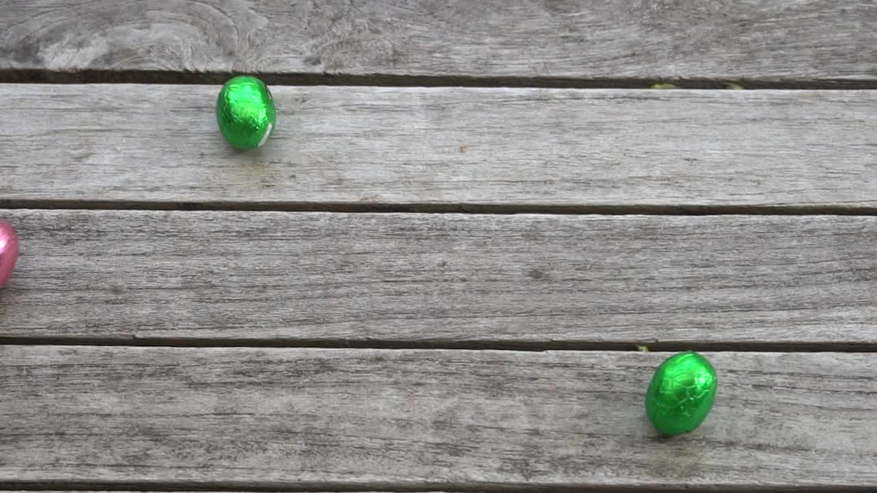Diversi colori sulle uova che simboleggiano la varietà degli esseri umani.