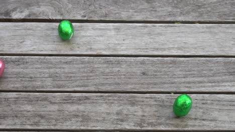 diferentes colores en los huevos que simbolizan la variedad de humanos.