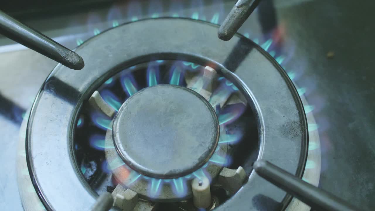 부에서 스토브 버너에 있는 불꽃의 높은 각도 시각