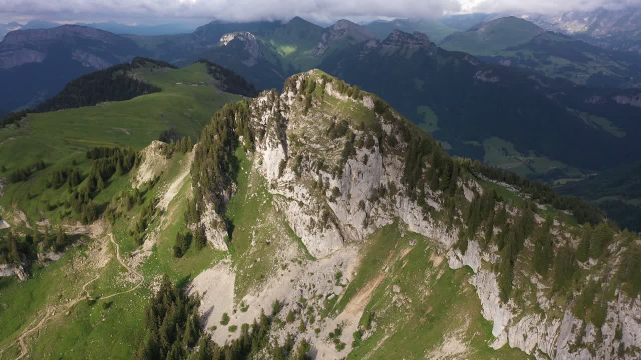 vista aérea de la cima de una montaña en los alpes franceses con una luz cinematográfica