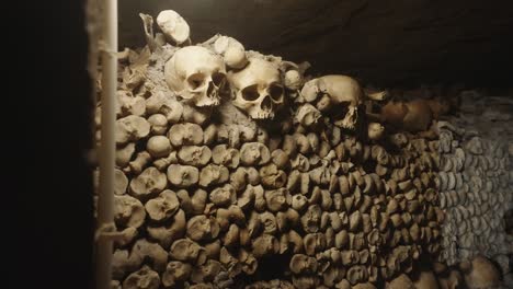 huesos humanos en las catacumbas de paris