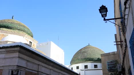 Blauer-Himmel-über-Dem-Turbe-El-Bey-Mausoleum-In-Tunis,-Sonnenlicht-Auf-Historischen-Kuppeln,-Straßenlaterne-Im-Blick