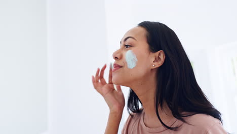 cuidado de la piel, crema y mujer en el baño